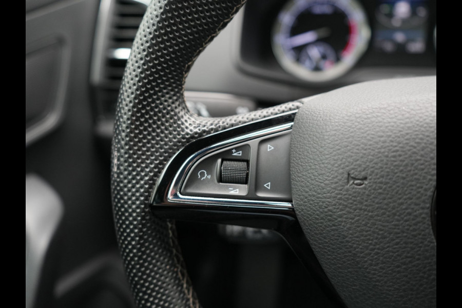 Škoda Karoq 1.5 TSI ACT Sportline 150pk DSG Dealer O.H | Trekhaak Afn. | Panodak | RS Sportstoelen Verwarmd | Adaptive Cruise | Sfeerverlichting | Camera | Apple Carplay | Keyless | Navigatie | DAB | 19" L.M |