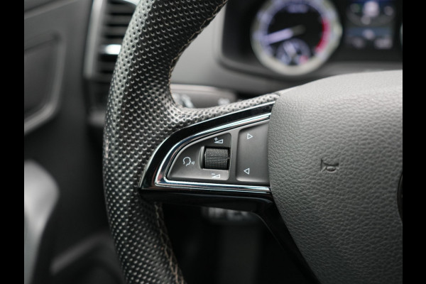 Škoda Karoq 1.5 TSI ACT Sportline 150pk DSG Dealer O.H | Trekhaak Afn. | Panodak | RS Sportstoelen Verwarmd | Adaptive Cruise | Sfeerverlichting | Camera | Apple Carplay | Keyless | Navigatie | DAB | 19" L.M |