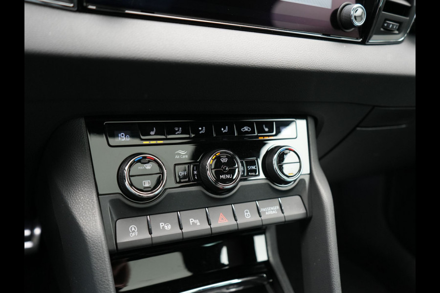 Škoda Karoq 1.5 TSI ACT Sportline 150pk DSG Dealer O.H | Trekhaak Afn. | Panodak | RS Sportstoelen Verwarmd | Adaptive Cruise | Sfeerverlichting | Camera | Apple Carplay | Keyless | Navigatie | DAB | 19" L.M |