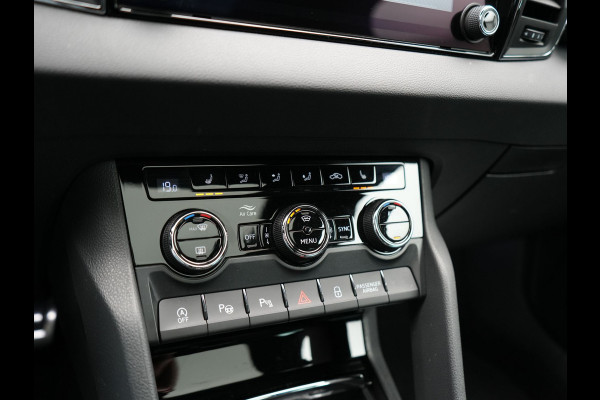 Škoda Karoq 1.5 TSI ACT Sportline 150pk DSG Dealer O.H | Trekhaak Afn. | Panodak | RS Sportstoelen Verwarmd | Adaptive Cruise | Sfeerverlichting | Camera | Apple Carplay | Keyless | Navigatie | DAB | 19" L.M |