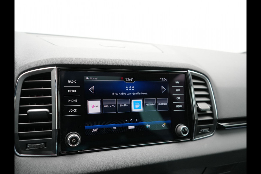 Škoda Karoq 1.5 TSI ACT Sportline 150pk DSG Dealer O.H | Trekhaak Afn. | Panodak | RS Sportstoelen Verwarmd | Adaptive Cruise | Sfeerverlichting | Camera | Apple Carplay | Keyless | Navigatie | DAB | 19" L.M |