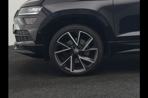 Škoda Karoq 1.5 TSI ACT Sportline 150pk DSG Dealer O.H | Trekhaak Afn. | Panodak | RS Sportstoelen Verwarmd | Adaptive Cruise | Sfeerverlichting | Camera | Apple Carplay | Keyless | Navigatie | DAB | 19" L.M |