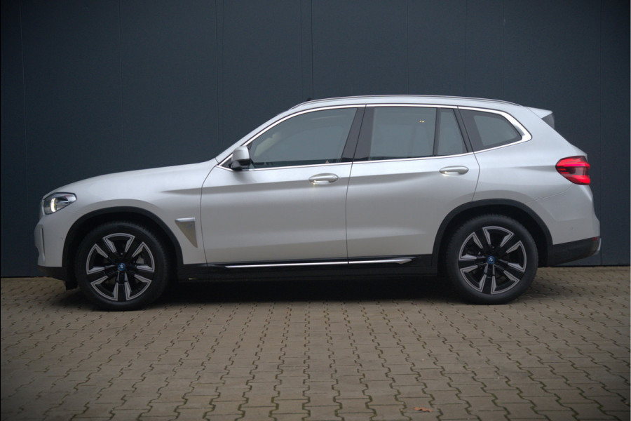 BMW iX3 Executive 80 kWh | Panoramadak | Keyless | Stoelverwarming | Camera | Adaptief Onderstel | Adaptive LED | Elektrische Stoelen | Apple Carplay | Navigatie | Ambiance Verlichting
