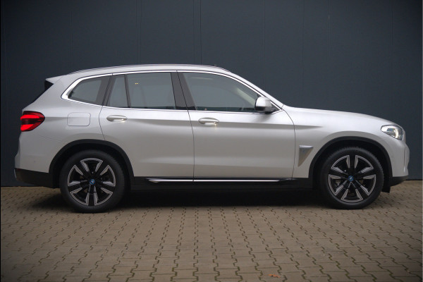 BMW iX3 Executive 80 kWh | Panoramadak | Keyless | Stoelverwarming | Camera | Adaptief Onderstel | Adaptive LED | Elektrische Stoelen | Apple Carplay | Navigatie | Ambiance Verlichting