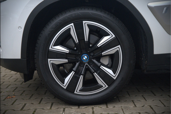 BMW iX3 Executive 80 kWh | Panoramadak | Keyless | Stoelverwarming | Camera | Adaptief Onderstel | Adaptive LED | Elektrische Stoelen | Apple Carplay | Navigatie | Ambiance Verlichting