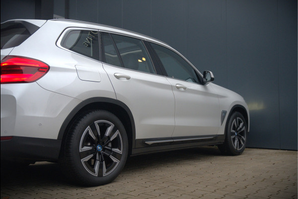 BMW iX3 Executive 80 kWh | Panoramadak | Keyless | Stoelverwarming | Camera | Adaptief Onderstel | Adaptive LED | Elektrische Stoelen | Apple Carplay | Navigatie | Ambiance Verlichting