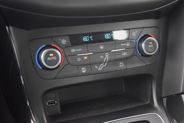 Ford Focus 1.5 Titanium CAMERA/APPLE CARPLAY/VERWARMDE VOORRUIT