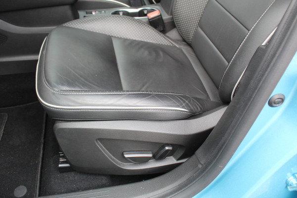 Renault Captur 1.3 TCe 140 Initiale Paris , 1500kg Trekgewicht Climate control , Bluetooth , Navigtie , Camera Cruise control , Parkeersensoren