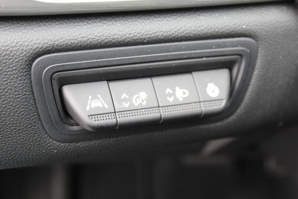 Renault Captur 1.3 TCe 140 Initiale Paris , 1500kg Trekgewicht Climate control , Bluetooth , Navigtie , Camera Cruise control , Parkeersensoren