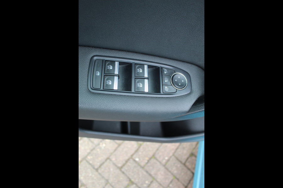 Renault Captur 1.3 TCe 140 Initiale Paris , 1500kg Trekgewicht Climate control , Bluetooth , Navigtie , Camera Cruise control , Parkeersensoren