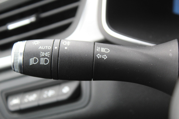 Renault Captur 1.3 TCe 140 Initiale Paris , 1500kg Trekgewicht Climate control , Bluetooth , Navigtie , Camera Cruise control , Parkeersensoren