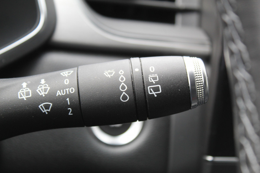 Renault Captur 1.3 TCe 140 Initiale Paris , 1500kg Trekgewicht Climate control , Bluetooth , Navigtie , Camera Cruise control , Parkeersensoren