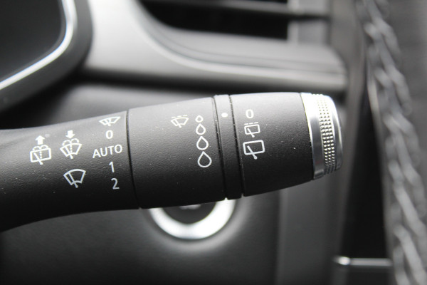 Renault Captur 1.3 TCe 140 Initiale Paris , 1500kg Trekgewicht Climate control , Bluetooth , Navigtie , Camera Cruise control , Parkeersensoren