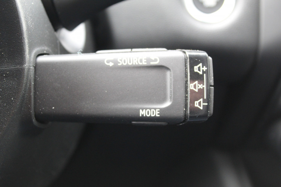 Renault Captur 1.3 TCe 140 Initiale Paris , 1500kg Trekgewicht Climate control , Bluetooth , Navigtie , Camera Cruise control , Parkeersensoren