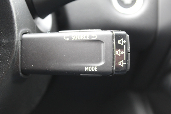 Renault Captur 1.3 TCe 140 Initiale Paris , 1500kg Trekgewicht Climate control , Bluetooth , Navigtie , Camera Cruise control , Parkeersensoren