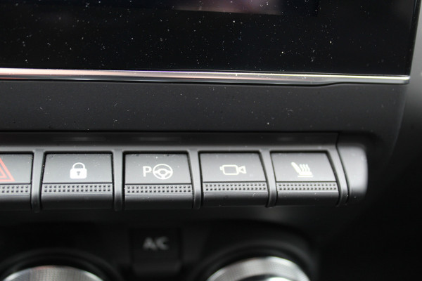 Renault Captur 1.3 TCe 140 Initiale Paris , 1500kg Trekgewicht Climate control , Bluetooth , Navigtie , Camera Cruise control , Parkeersensoren