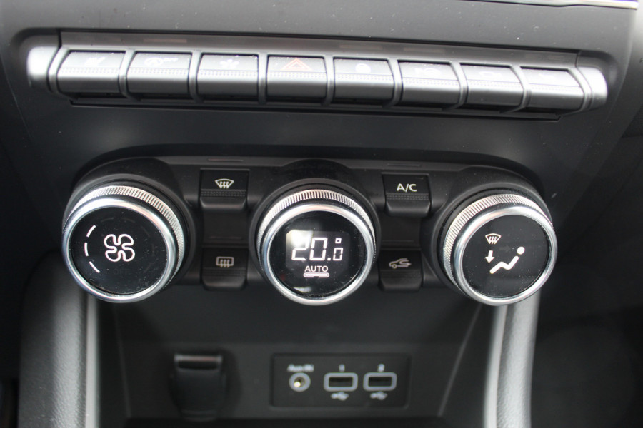 Renault Captur 1.3 TCe 140 Initiale Paris , 1500kg Trekgewicht Climate control , Bluetooth , Navigtie , Camera Cruise control , Parkeersensoren