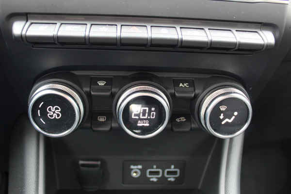 Renault Captur 1.3 TCe 140 Initiale Paris , 1500kg Trekgewicht Climate control , Bluetooth , Navigtie , Camera Cruise control , Parkeersensoren