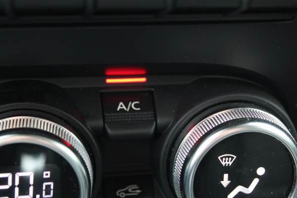 Renault Captur 1.3 TCe 140 Initiale Paris , 1500kg Trekgewicht Climate control , Bluetooth , Navigtie , Camera Cruise control , Parkeersensoren