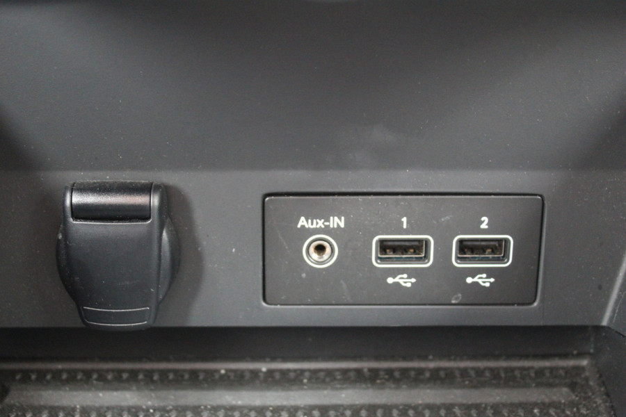 Renault Captur 1.3 TCe 140 Initiale Paris , 1500kg Trekgewicht Climate control , Bluetooth , Navigtie , Camera Cruise control , Parkeersensoren