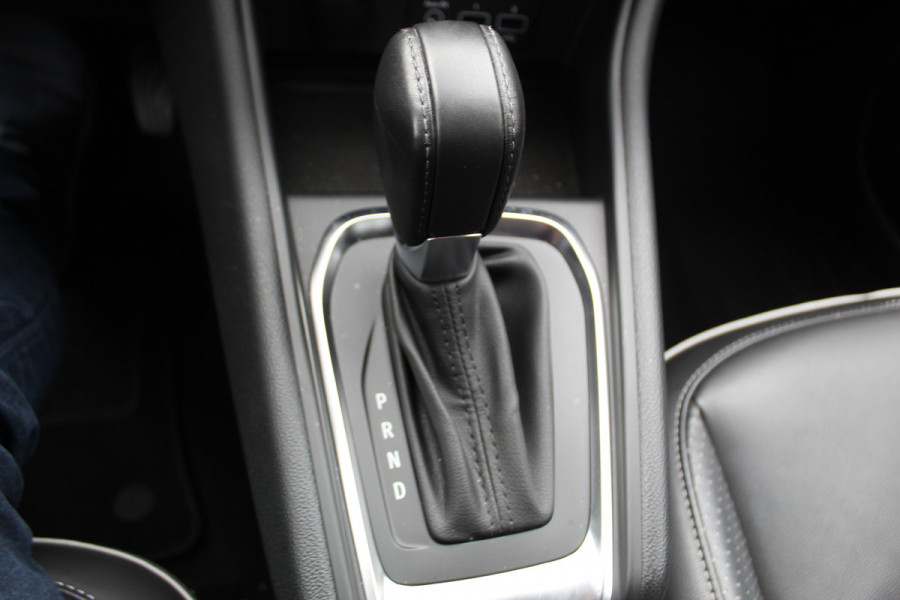 Renault Captur 1.3 TCe 140 Initiale Paris , 1500kg Trekgewicht Climate control , Bluetooth , Navigtie , Camera Cruise control , Parkeersensoren