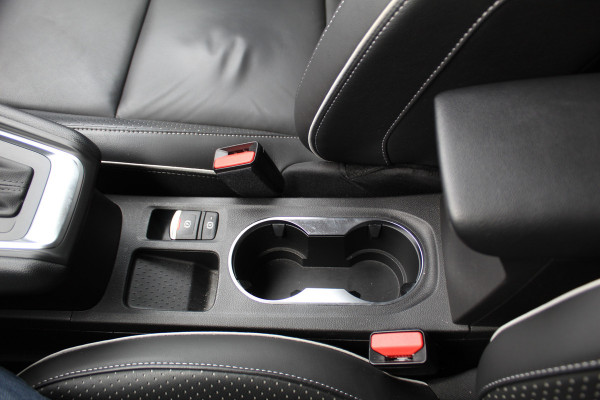 Renault Captur 1.3 TCe 140 Initiale Paris , 1500kg Trekgewicht Climate control , Bluetooth , Navigtie , Camera Cruise control , Parkeersensoren