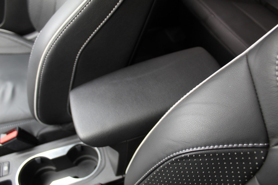 Renault Captur 1.3 TCe 140 Initiale Paris , 1500kg Trekgewicht Climate control , Bluetooth , Navigtie , Camera Cruise control , Parkeersensoren