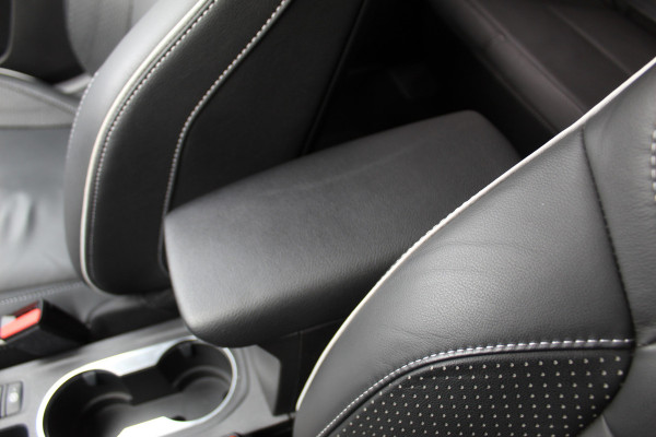 Renault Captur 1.3 TCe 140 Initiale Paris , 1500kg Trekgewicht Climate control , Bluetooth , Navigtie , Camera Cruise control , Parkeersensoren