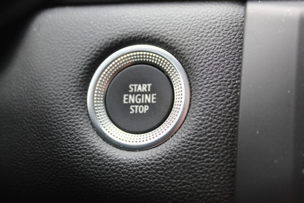 Renault Captur 1.3 TCe 140 Initiale Paris , 1500kg Trekgewicht Climate control , Bluetooth , Navigtie , Camera Cruise control , Parkeersensoren