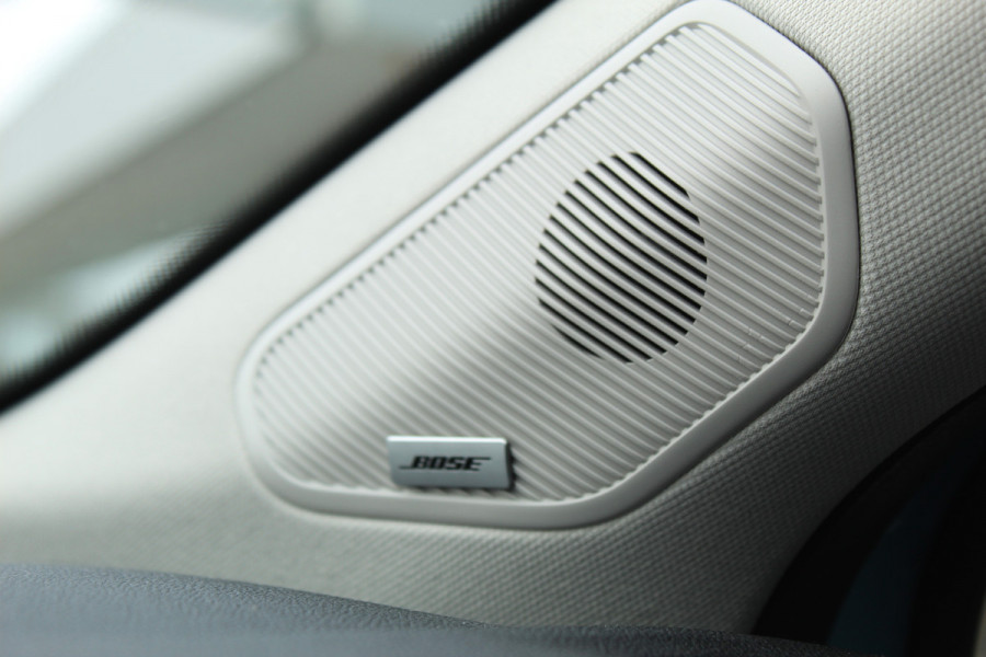 Renault Captur 1.3 TCe 140 Initiale Paris , 1500kg Trekgewicht Climate control , Bluetooth , Navigtie , Camera Cruise control , Parkeersensoren