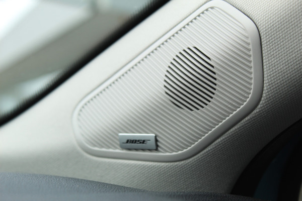 Renault Captur 1.3 TCe 140 Initiale Paris , 1500kg Trekgewicht Climate control , Bluetooth , Navigtie , Camera Cruise control , Parkeersensoren