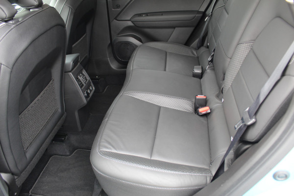 Renault Captur 1.3 TCe 140 Initiale Paris , 1500kg Trekgewicht Climate control , Bluetooth , Navigtie , Camera Cruise control , Parkeersensoren