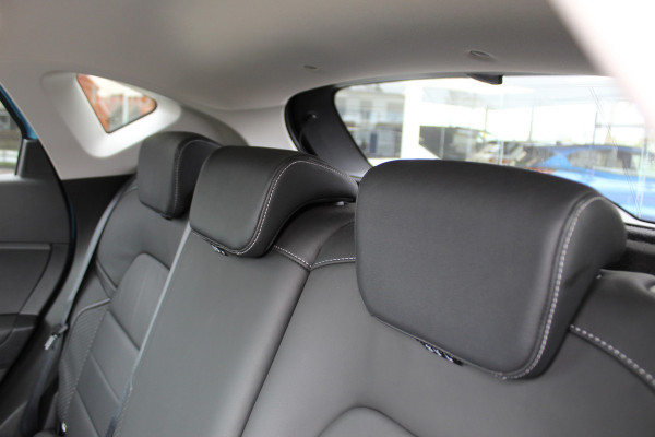 Renault Captur 1.3 TCe 140 Initiale Paris , 1500kg Trekgewicht Climate control , Bluetooth , Navigtie , Camera Cruise control , Parkeersensoren