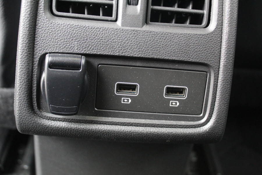 Renault Captur 1.3 TCe 140 Initiale Paris , 1500kg Trekgewicht Climate control , Bluetooth , Navigtie , Camera Cruise control , Parkeersensoren