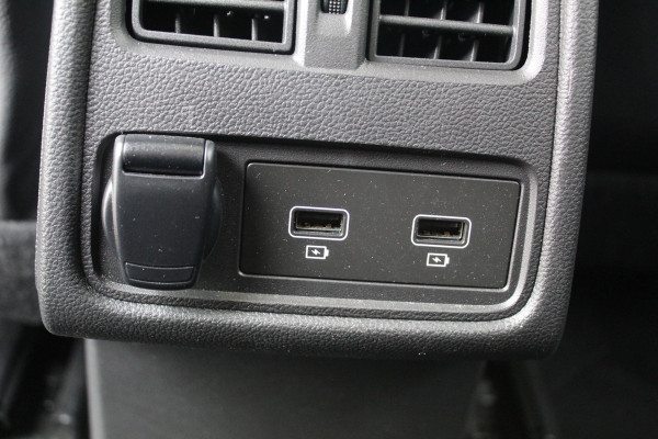 Renault Captur 1.3 TCe 140 Initiale Paris , 1500kg Trekgewicht Climate control , Bluetooth , Navigtie , Camera Cruise control , Parkeersensoren