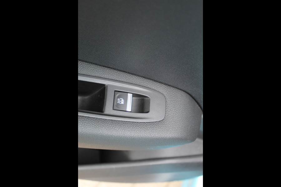 Renault Captur 1.3 TCe 140 Initiale Paris , 1500kg Trekgewicht Climate control , Bluetooth , Navigtie , Camera Cruise control , Parkeersensoren