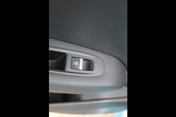 Renault Captur 1.3 TCe 140 Initiale Paris , 1500kg Trekgewicht Climate control , Bluetooth , Navigtie , Camera Cruise control , Parkeersensoren