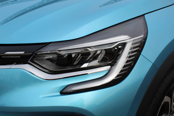 Renault Captur 1.3 TCe 140 Initiale Paris , 1500kg Trekgewicht Climate control , Bluetooth , Navigtie , Camera Cruise control , Parkeersensoren