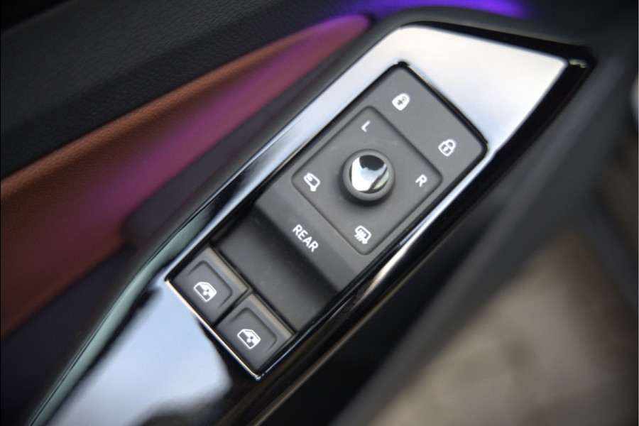Volkswagen ID.4 First 77 kWh | Stoelverwarming | Stuurverwarming | Trekhaak | Adaptive Cruise Control | Navigatie | Apple Carplay | Keyless | Camera | Parkeersensoren | NAP | BTW | Dealer Onderhouden