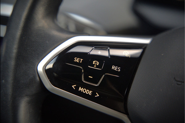 Volkswagen ID.4 First 77 kWh | Stoelverwarming | Stuurverwarming | Trekhaak | Adaptive Cruise Control | Navigatie | Apple Carplay | Keyless | Camera | Parkeersensoren | NAP | BTW | Dealer Onderhouden