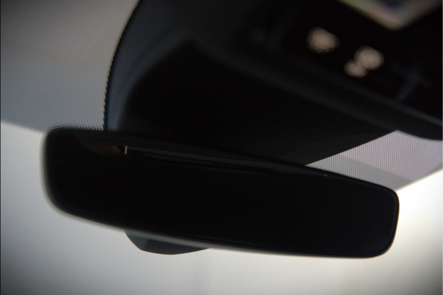 Volkswagen ID.4 First 77 kWh | Stoelverwarming | Stuurverwarming | Trekhaak | Adaptive Cruise Control | Navigatie | Apple Carplay | Keyless | Camera | Parkeersensoren | NAP | BTW | Dealer Onderhouden