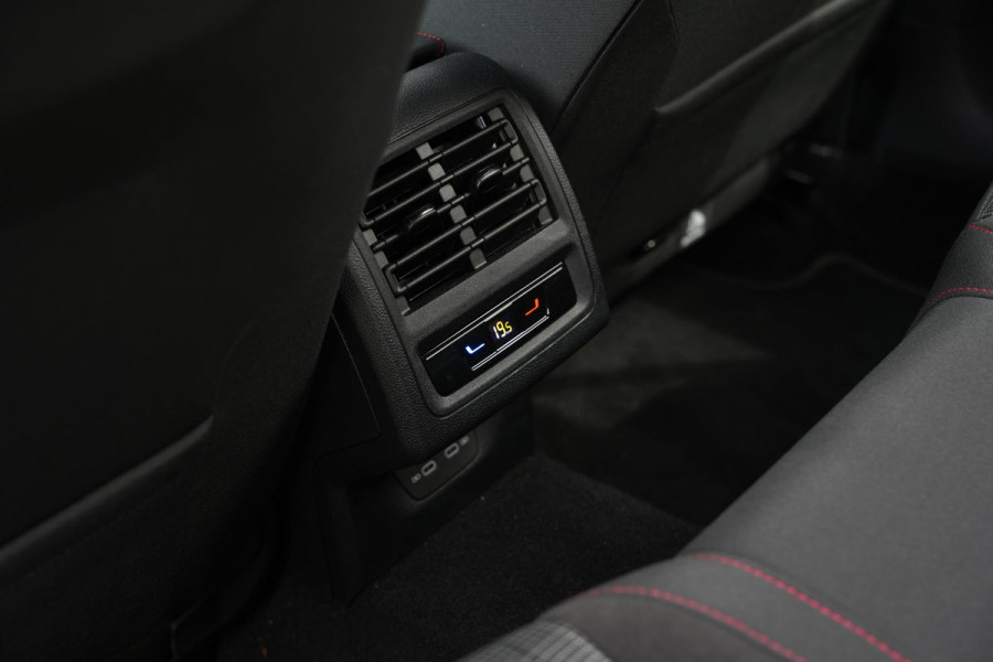Volkswagen Golf 2.0 TSI GTI Facelift IQ LED Sfeerverlichting Harman/Kardon Carplay Stuurverw. 19"LM