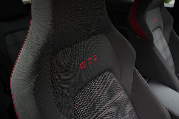 Volkswagen Golf 2.0 TSI GTI Facelift IQ LED Sfeerverlichting Harman/Kardon Carplay Stuurverw. 19"LM