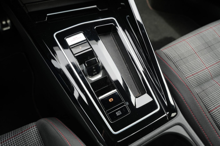 Volkswagen Golf 2.0 TSI GTI Facelift IQ LED Sfeerverlichting Harman/Kardon Carplay Stuurverw. 19"LM