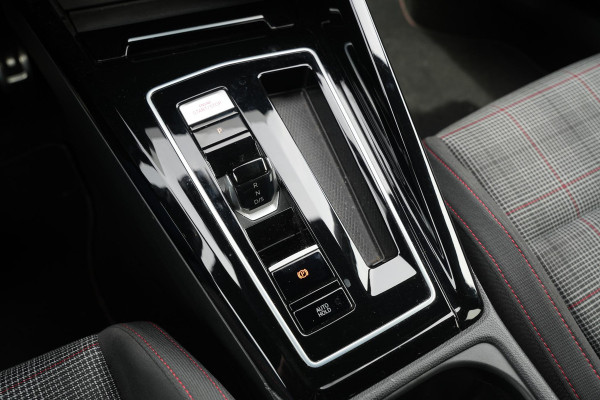 Volkswagen Golf 2.0 TSI GTI Facelift IQ LED Sfeerverlichting Harman/Kardon Carplay Stuurverw. 19"LM