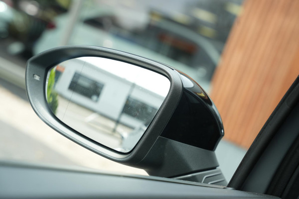 Volkswagen Golf 2.0 TSI GTI Facelift IQ LED Sfeerverlichting Harman/Kardon Carplay Stuurverw. 19"LM