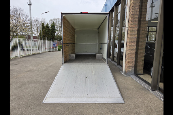 Peugeot Boxer 2.2 BlueHDi 140 PK Lowliner Laadklep / Oprijklep Lage instap Airco Cruisecontrol