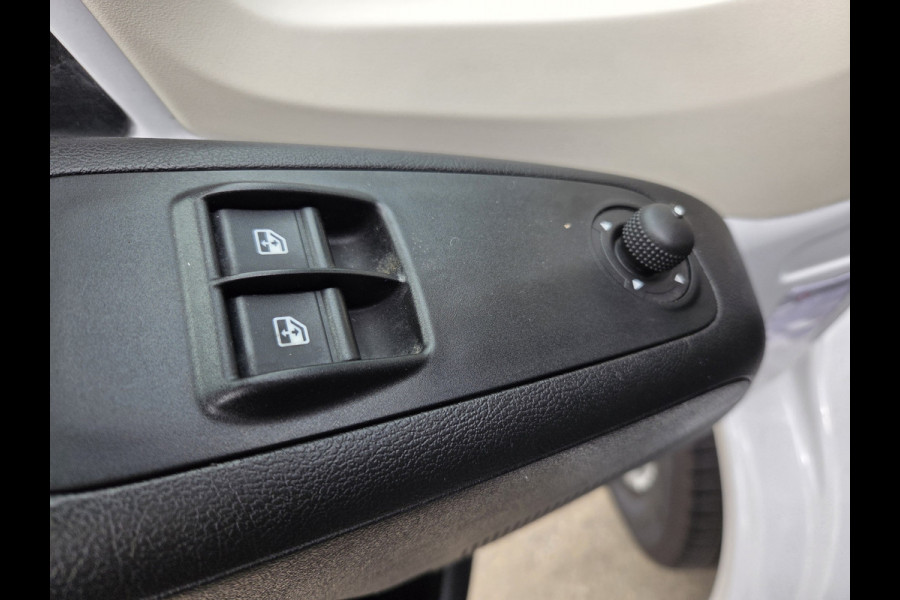 Peugeot Boxer 2.2 BlueHDi 140 PK Lowliner Laadklep / Oprijklep Lage instap Airco Cruisecontrol