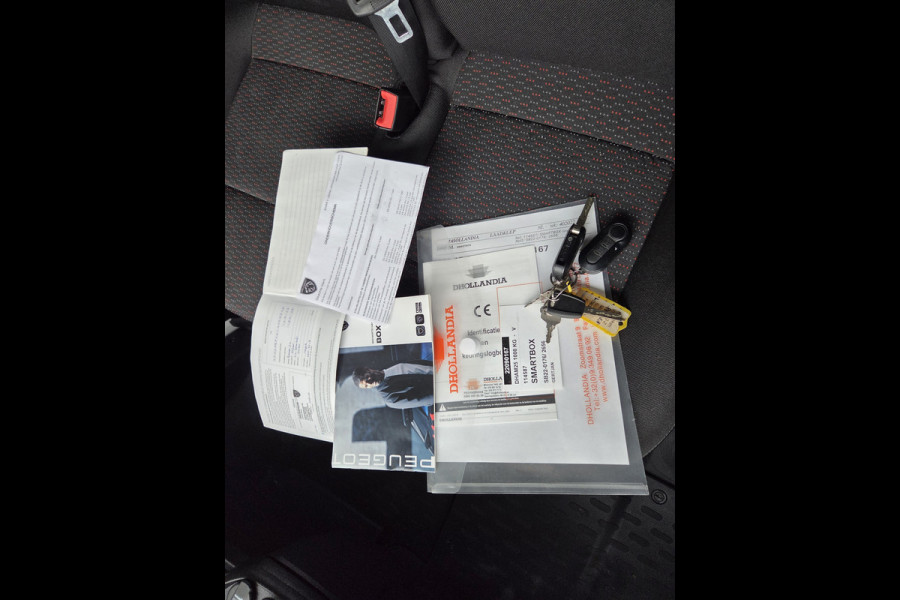 Peugeot Boxer 2.2 BlueHDi 140 PK Lowliner Laadklep / Oprijklep Lage instap Airco Cruisecontrol