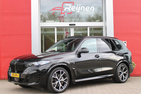 BMW X5 xDrive50e 490PK M-SPORT LAUNCH EDITION | PANORAMA SCHUIF/KANTEL DAK "SKY LOUNGE" | COMFORT STOELEN ELEKTRISCH VERSTELBAAR MET GEHEUGENFUNCTIE EN VERWARMBAAR VOOR EN ACHTER | LEDEREN BEKLEDING BMW INDIVIDUAL ZWART | EDELHOUT INTERIEURLIJSTEN | RIJASSISTENT-SYSTEEM DRIVING ASSISTANT PROFFESIONAL MET O.A. DODEHOEK DETECTIE EN ADAPTIVE CRUISE CONTROL | TRAVEL PAKKET | INNOVATIE-PAKKET: PARKEERASSISTENT-PAKKET PROFESSIONAL/ADAPTIEVE LED KOPLAMPEN/HARMAN/KARDON AUDIO SYSTEM/BMW LIVE PROFESSIONAL/RIJASSISTEN-SYSTEEM BMW GESTURE CONTROL/RIJSTROOK ASSISTENT/RIJSTROOKWISSEL ASSI
